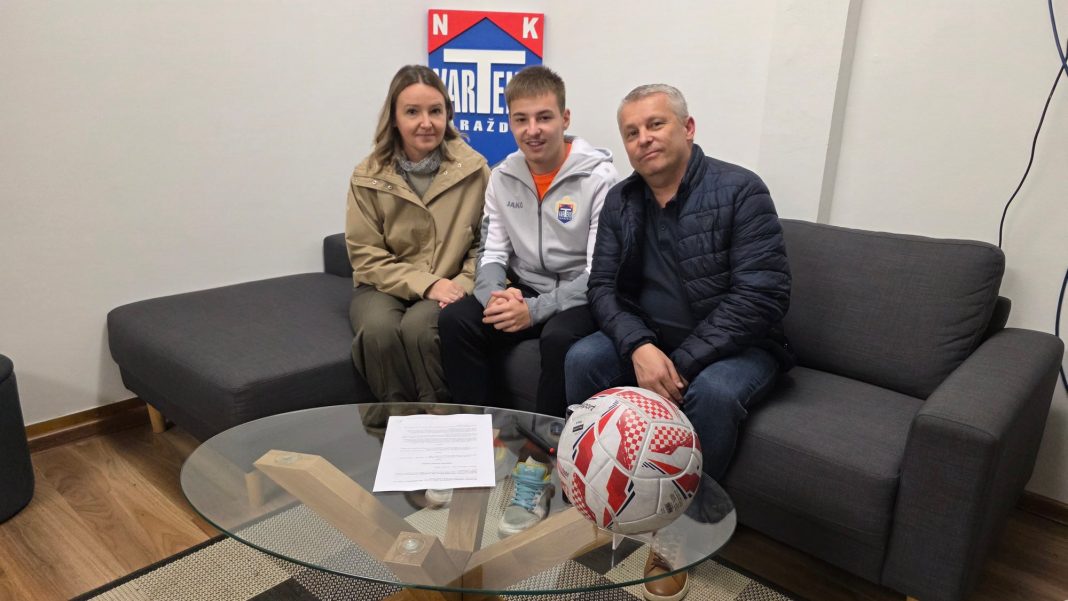 Čakovečki dečko potpisao ugovor s Varteksom Čakovečki dečko potpisao ugovor s Varteksom