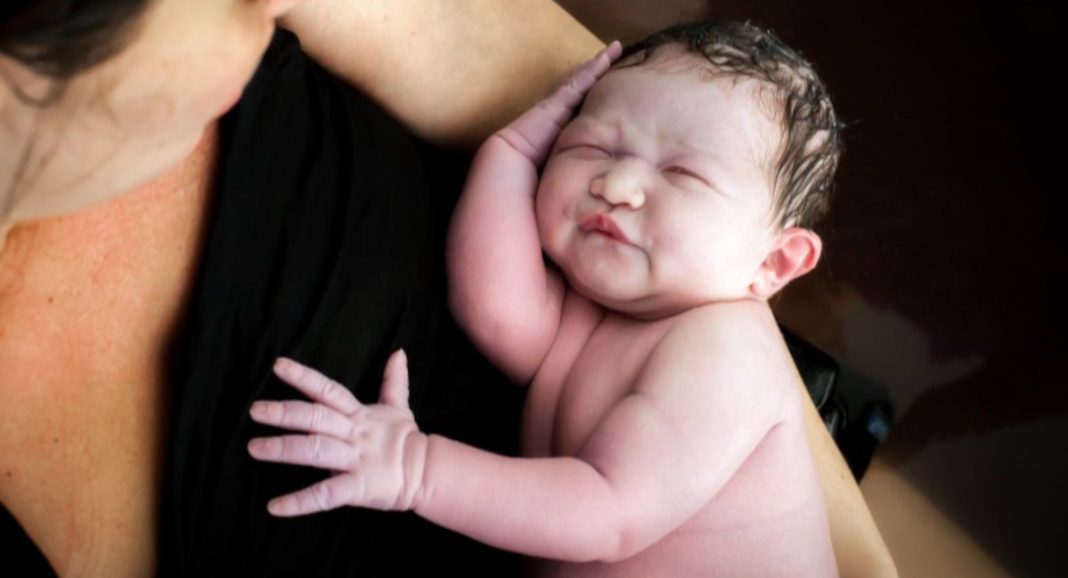 Beba izvjesce rodjeni