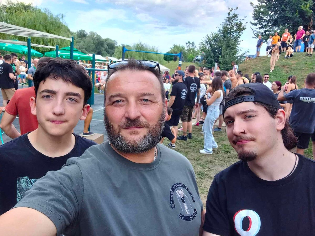 E0274977 87ff 472b 975a a02a9d3f2c52