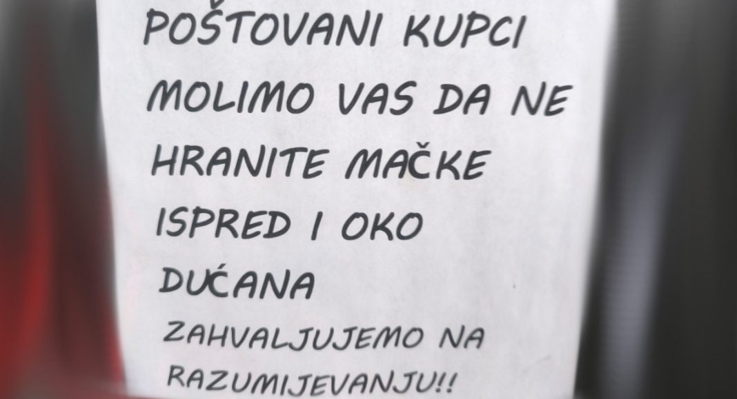 Natpis na ulazu: ‘Molimo vas da ne hranite mačke ispred dućana’ Macke hrana molba