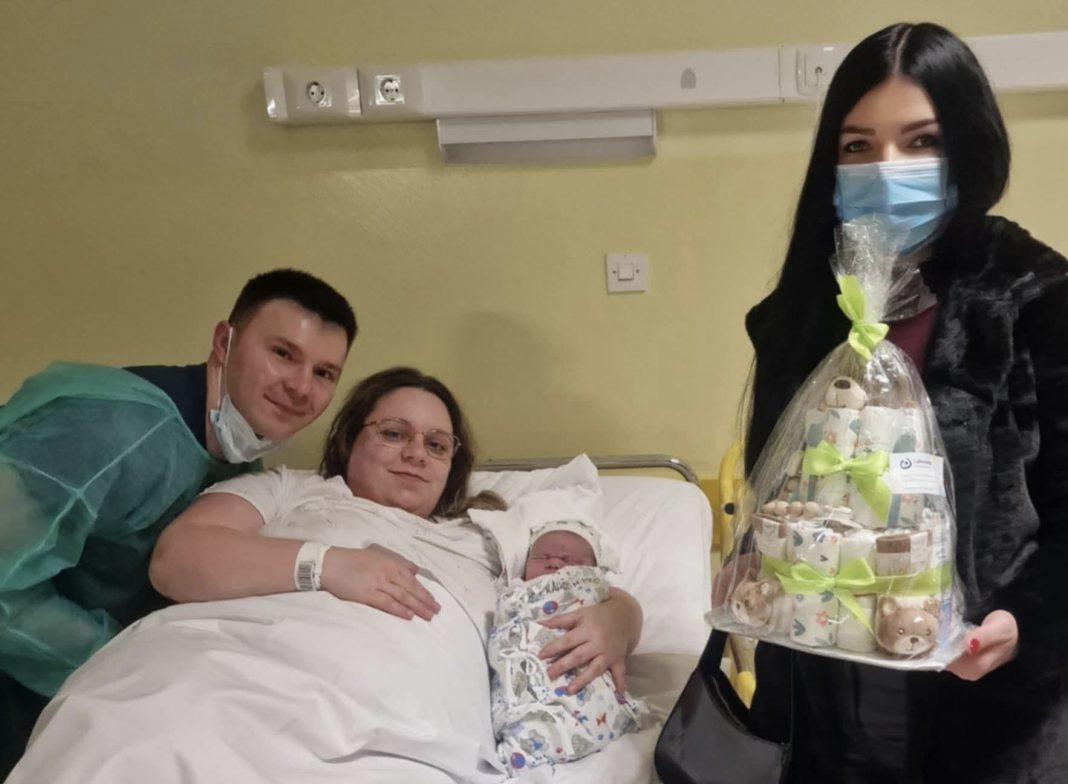 Najljepši božićni dar: Mali Mateo Frančić prvi zaplakao na Božić 1000056625