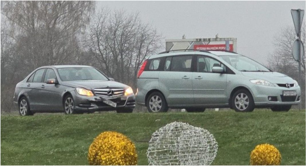 Sudar dva osobna vozila kod Galerije Sjever BeFunky collage 2025 12 04T093014.706