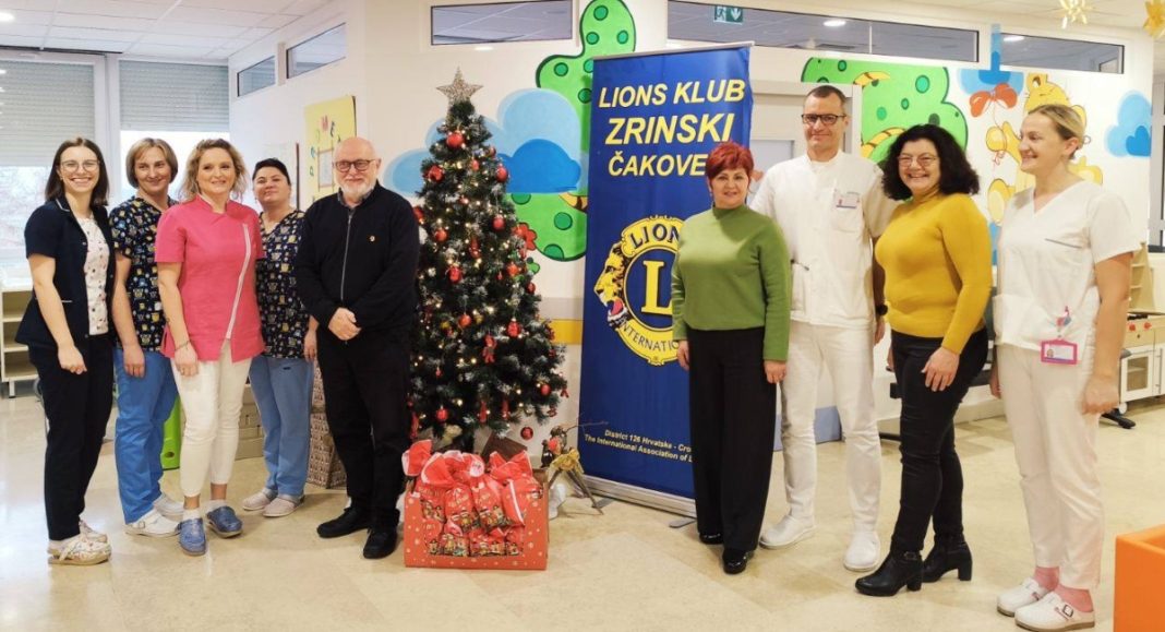 Lions klub Zrinski razveselio male pacijente pedijatrije Županijske bolnice Čakovec slatkim darovima za sv. Nikolu BeFunky collage 2025 12 09T092101.570
