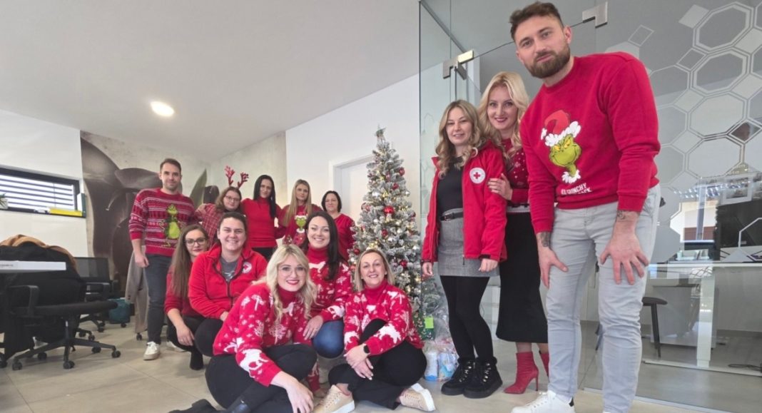 Merkur osiguranje razveselilo mališane božićnim paketima za korisnike GDCK Čakovec BeFunky collage 2025 12 13T160806.102