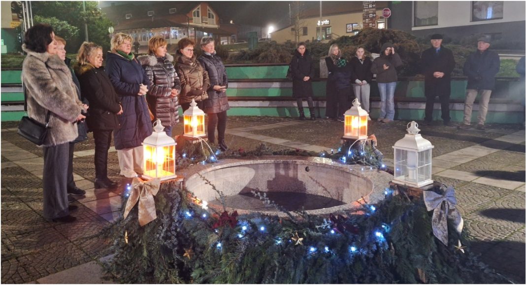 FOTO U Murskom Središću upaljena treća adventska svijeća u znaku radosti BeFunky collage 2025 12 13T184646.620