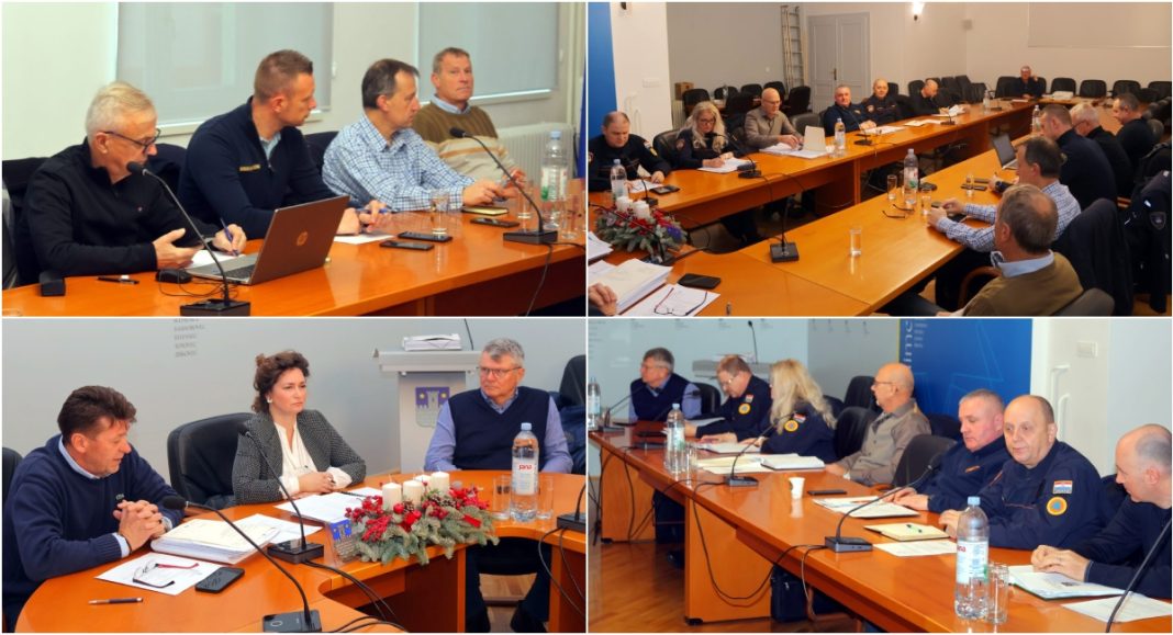 FOTO Održana prva sjednica Stožera civilne zaštite Grada Čakovca u novom mandatu BeFunky collage 2025 12 16T115406.177