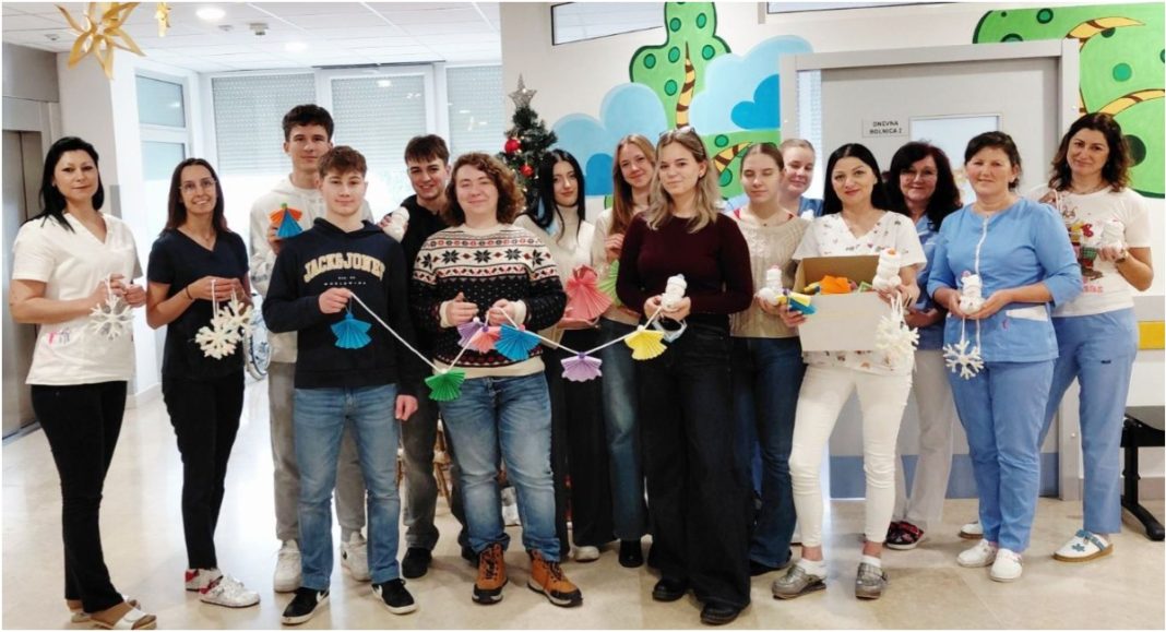 Učenici čakovečke gimnazije darovali božićne ukrase malim pacijentima pedijatrije BeFunky collage 2025 12 17T131243.863