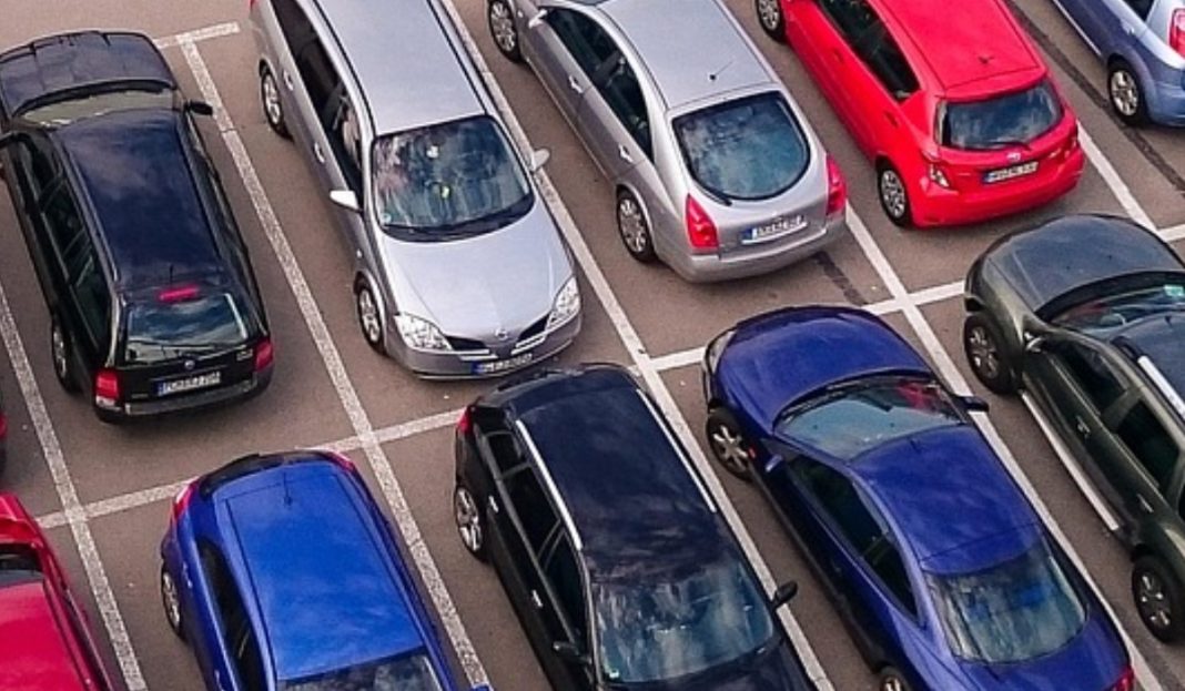 Privremeno zatvaranje parkirališta ‘Park Rudolfa Kropeka’ zbog Božićnog susreta automobila BeFunky collage 2025 12 18T134506.075