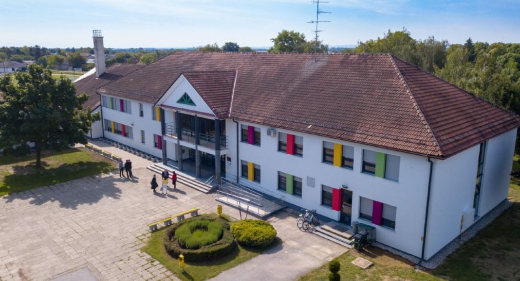 FOTO Zašto u Macincu nisu zadovoljni dogovorenim modelom dogradnje Osnovne škole dr. Ivana Novaka? BeFunky collage 2025 12 19T122551.719