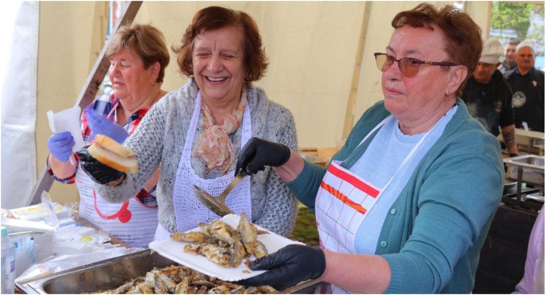 Besplatne srdele i topli napitci za sve građane na Franjevačkom trgu BeFunky collage 2025 12 19T140851.525