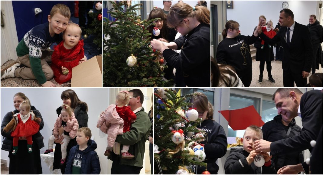 FOTO Djeca iz Udruge za sindrom Down prijateljstvom okitila bor u Međimurskoj županiji BeFunky collage 2025 12 22T155521.198