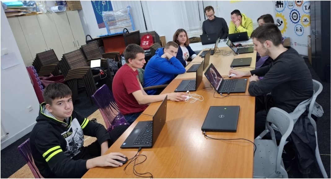 Udruga Kompići donirala 10 računala udruzi POGLED za rad s djecom i mladima s autizmom BeFunky collage 2025 12 24T081457.330