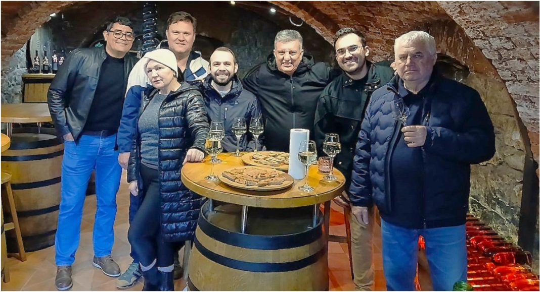 VIDEO Kad turisti iz Brazila zapjevaju uz gitaru i na “pogon” Kojterovih vina…! BeFunky collage 2025 12 24T173005.340