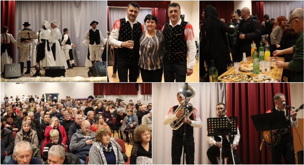 FOTO Večer puna emocija, pjesme i zajedništva u Domu kulture Gornji Mihaljevec BeFunky collage 2025 12 29T081449.242