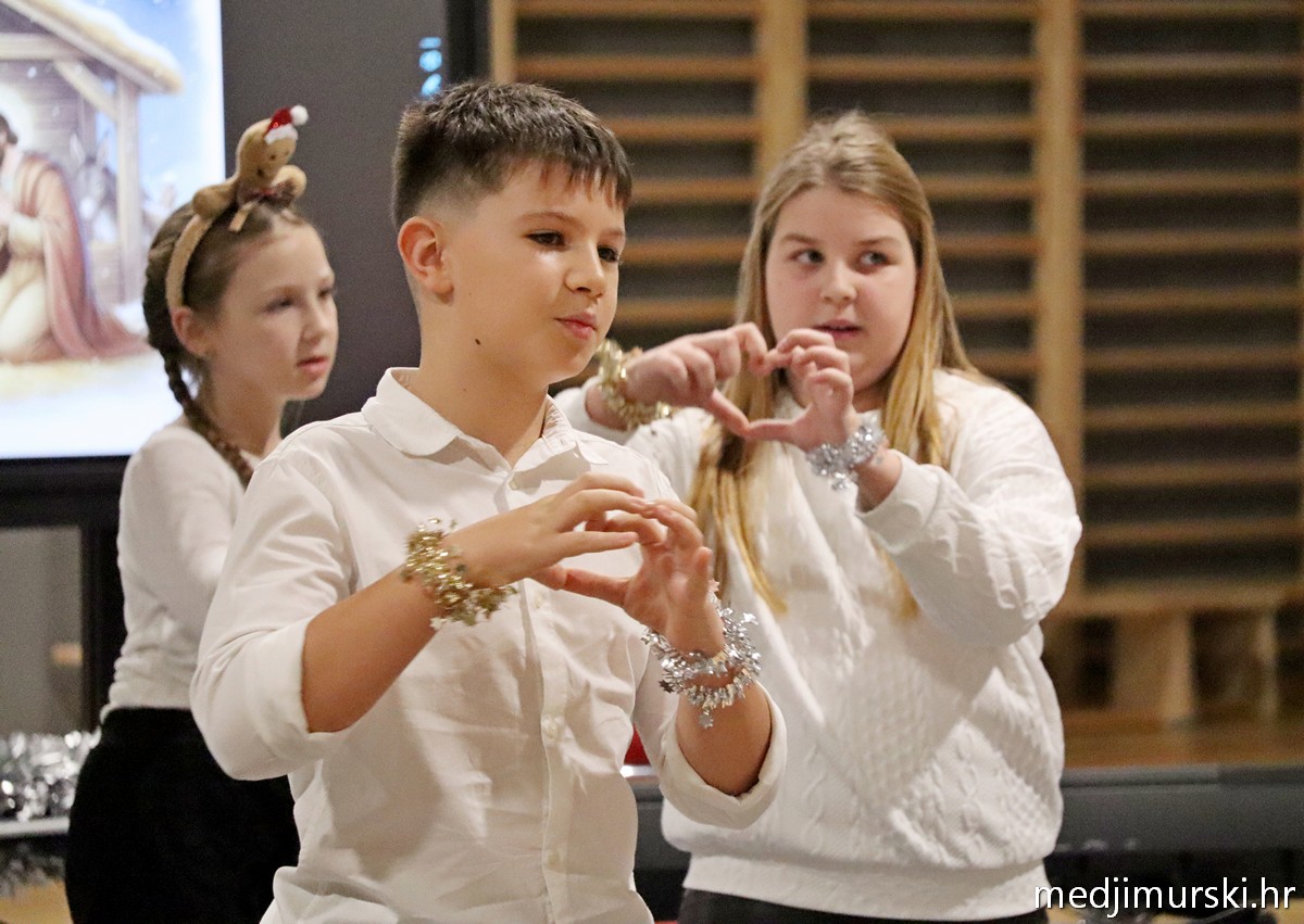 Božićna priredba OŠ Sveta Marija 2025 (15)