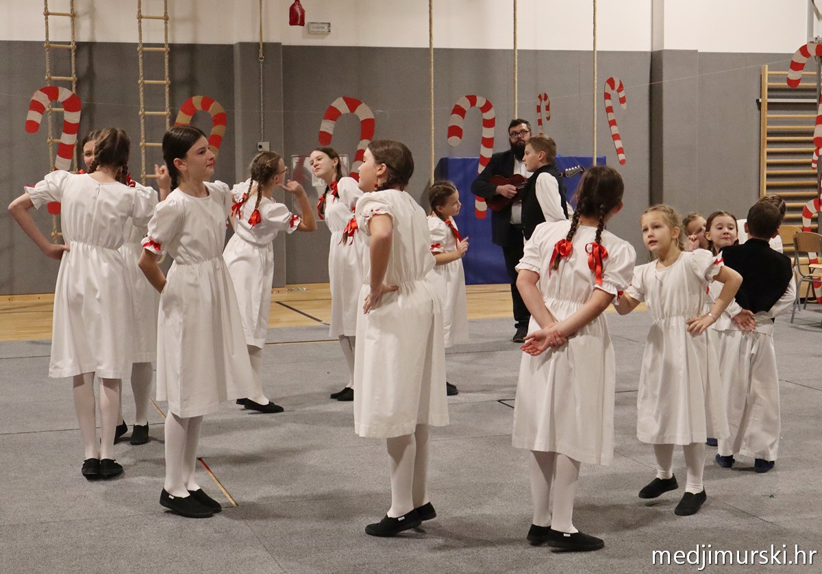 Božićna priredba OŠ Sveta Marija 2025 (70)