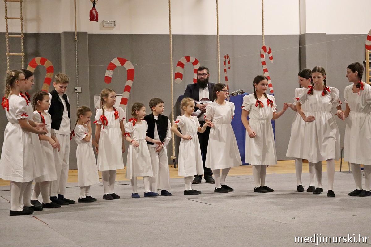 Božićna priredba OŠ Sveta Marija 2025 (76)