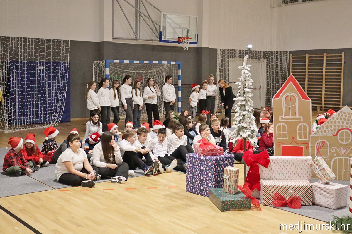 Božićna priredba OŠ Sveta Marija 2025 (8)