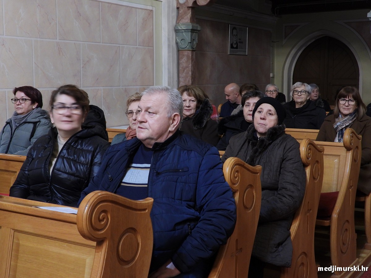 Božićni koncert pjevački zbor Dr. Vinko Žganec (11)