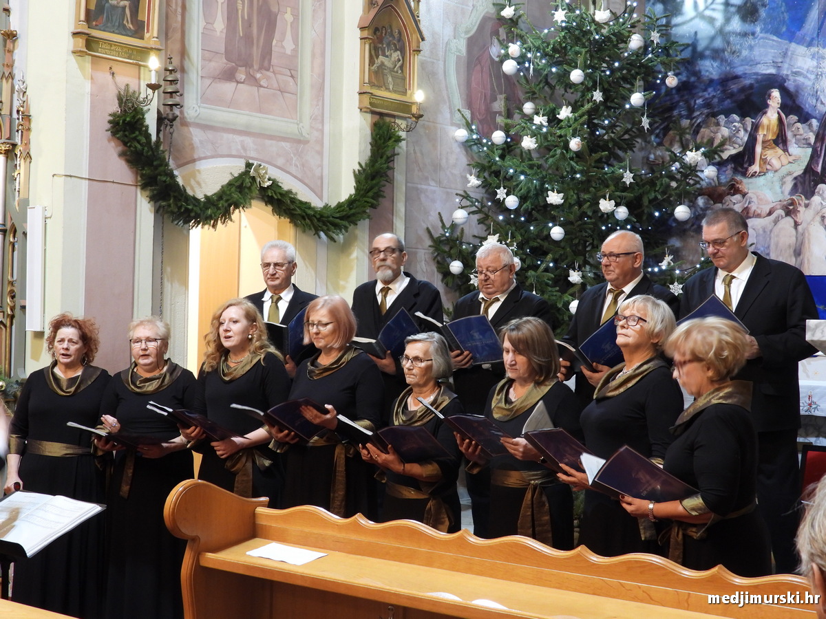 Božićni koncert pjevački zbor Dr. Vinko Žganec (17)