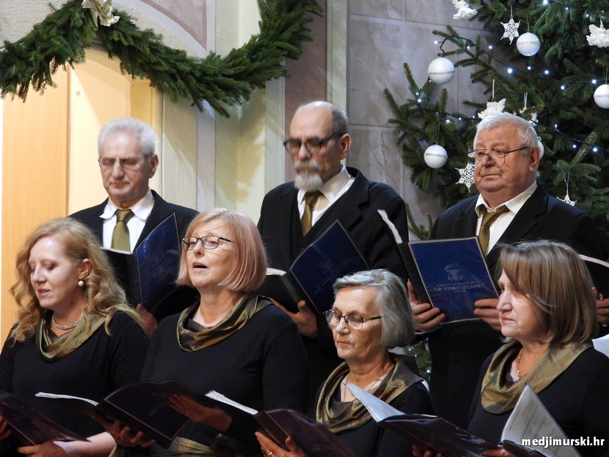 Božićni koncert pjevački zbor Dr. Vinko Žganec (19)