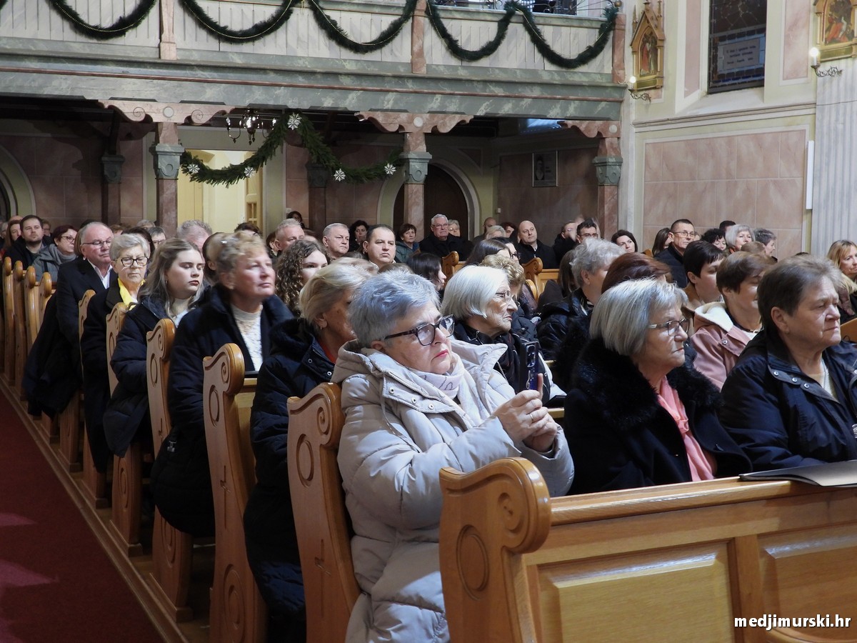 Božićni koncert pjevački zbor Dr. Vinko Žganec (22)