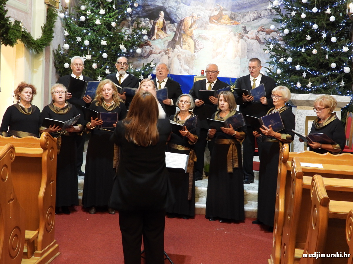Božićni koncert pjevački zbor Dr. Vinko Žganec (25)