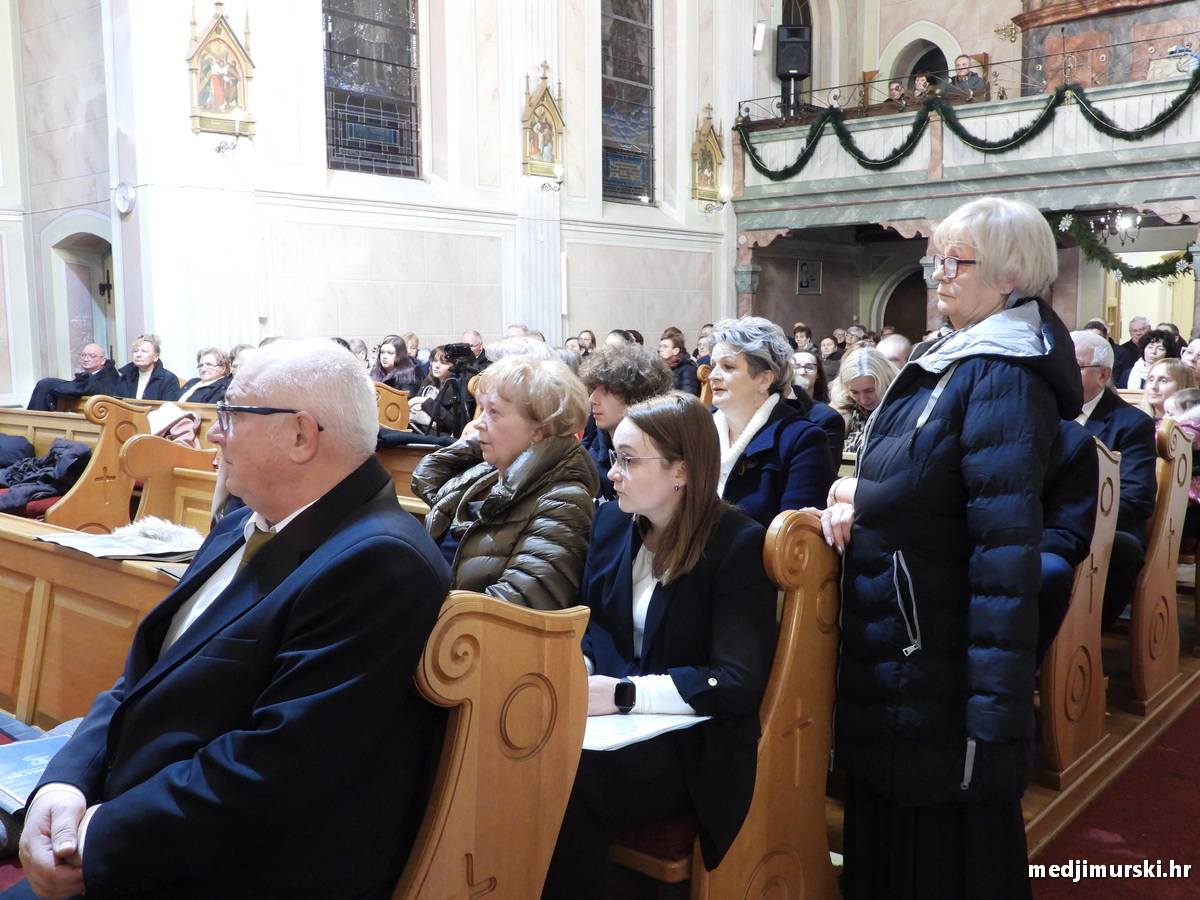Božićni koncert pjevački zbor Dr. Vinko Žganec (33)