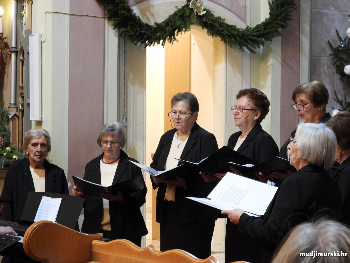 Božićni koncert pjevački zbor Dr. Vinko Žganec (34)