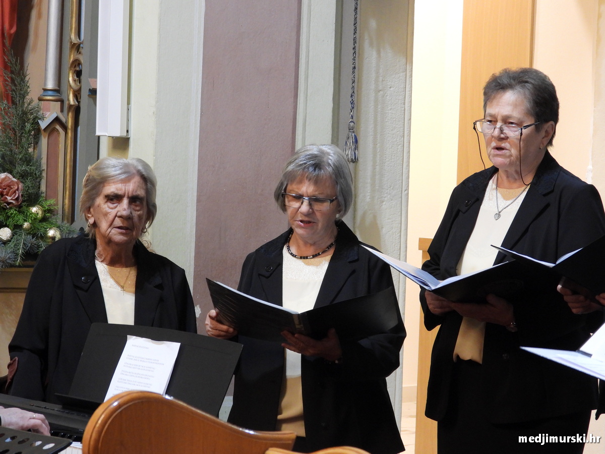 Božićni koncert pjevački zbor Dr. Vinko Žganec (35)