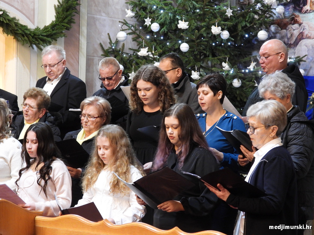 Božićni koncert pjevački zbor Dr. Vinko Žganec (37)