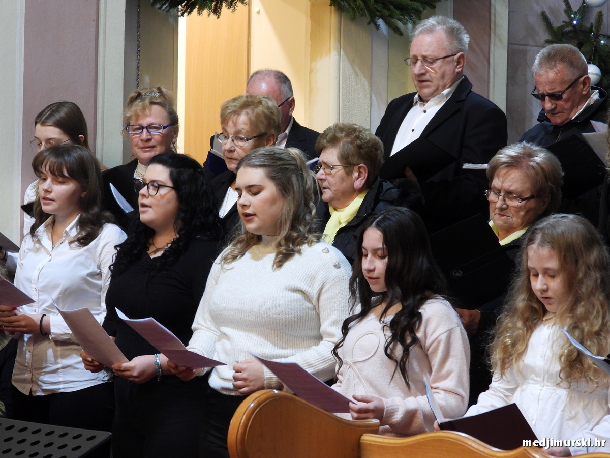 Božićni koncert pjevački zbor Dr. Vinko Žganec (38)
