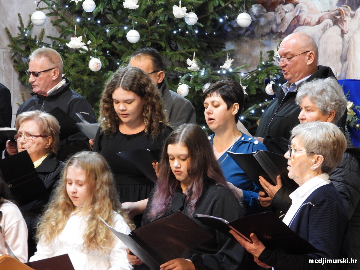 Božićni koncert pjevački zbor Dr. Vinko Žganec (39)