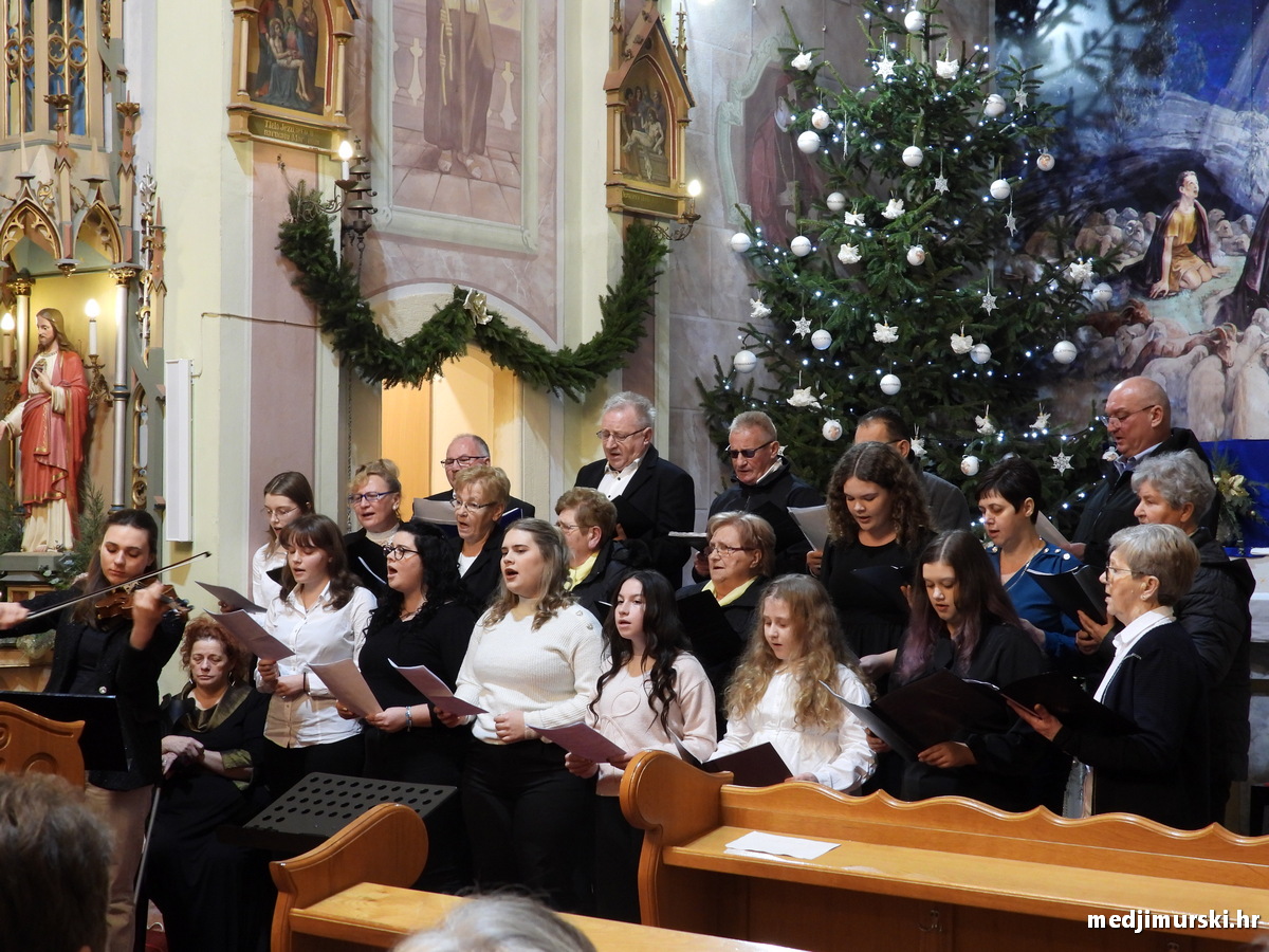 Božićni koncert pjevački zbor Dr. Vinko Žganec (40)