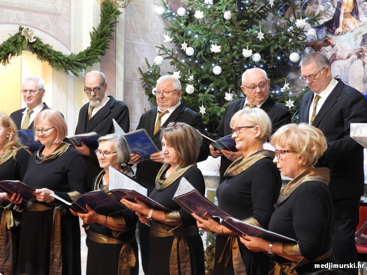 Božićni koncert pjevački zbor Dr. Vinko Žganec (45)