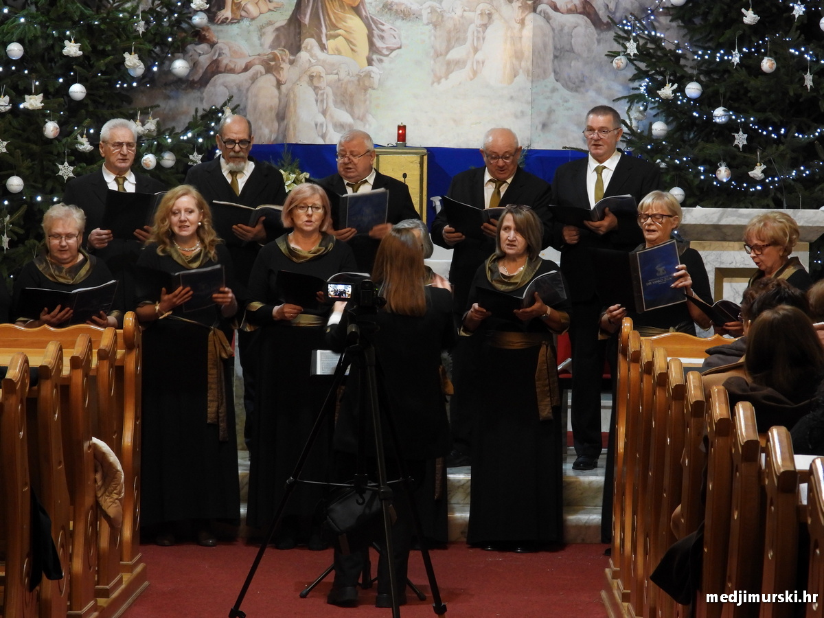 Božićni koncert pjevački zbor Dr. Vinko Žganec (51)