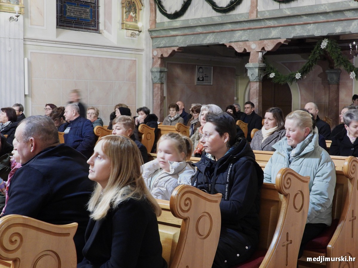 Božićni koncert pjevački zbor Dr. Vinko Žganec (8)