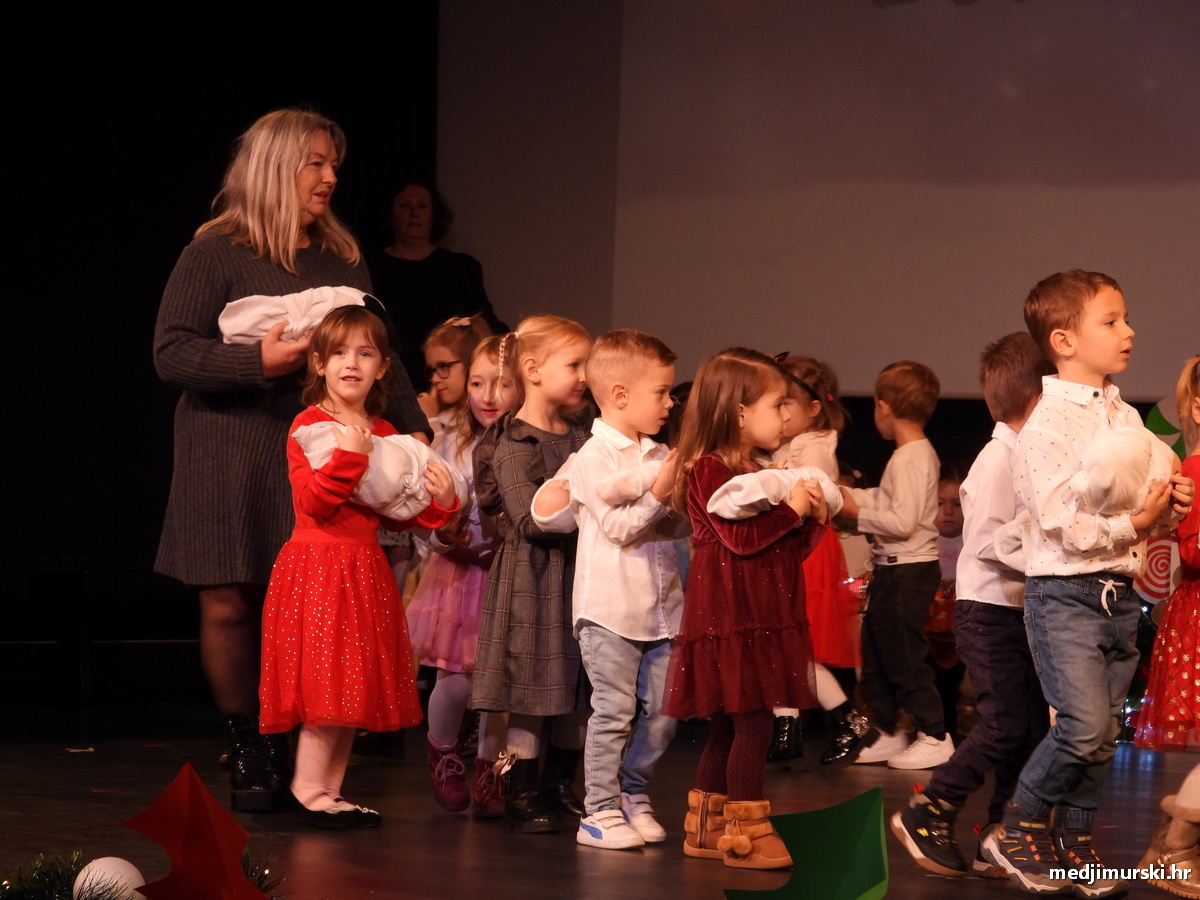 DV Fijolica Božićna priredba (23)