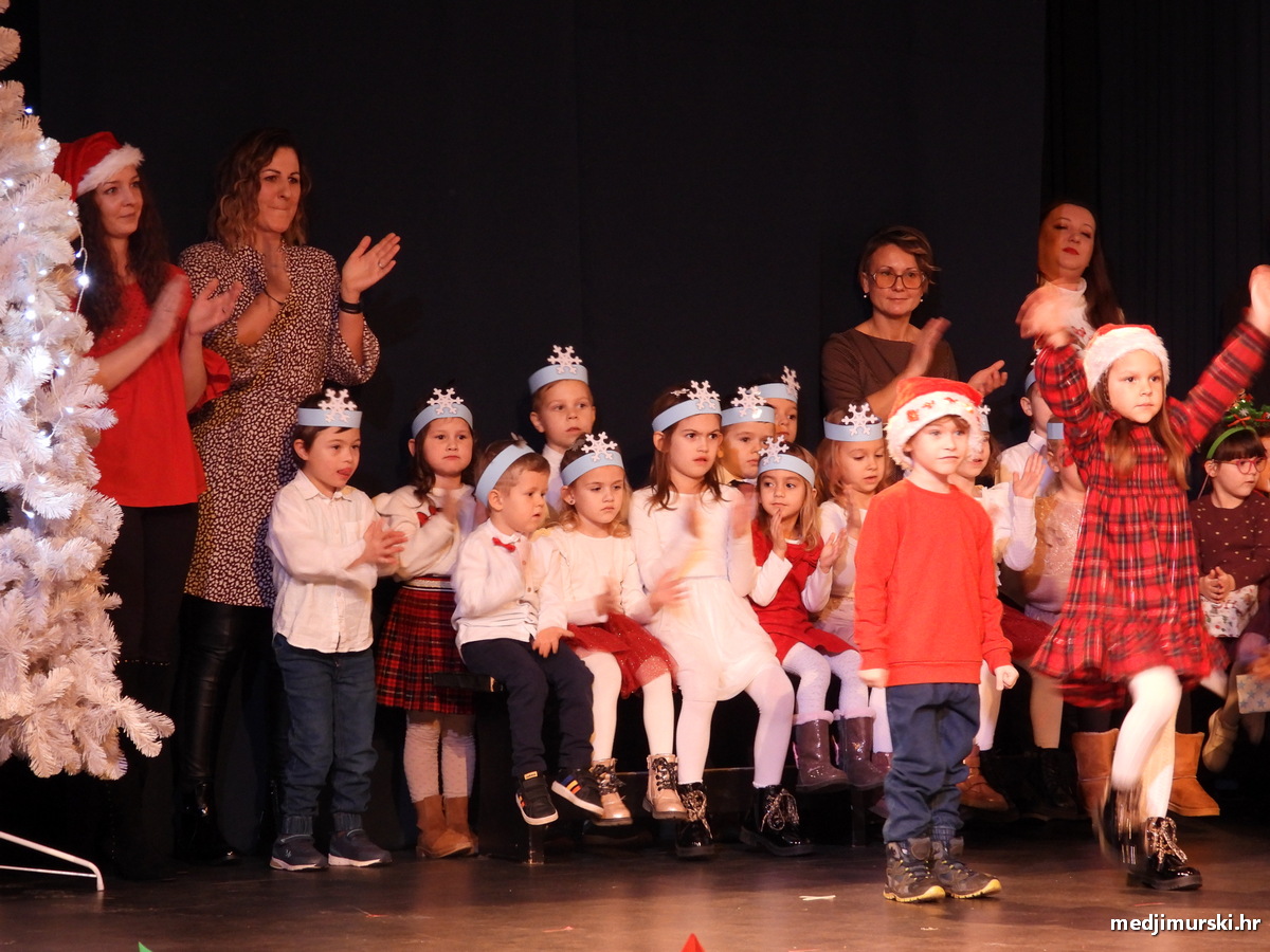 DV Fijolica Božićna priredba (37)