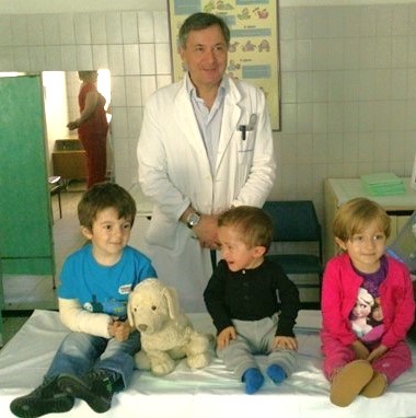 Doktor Antičević s malim pacijentima