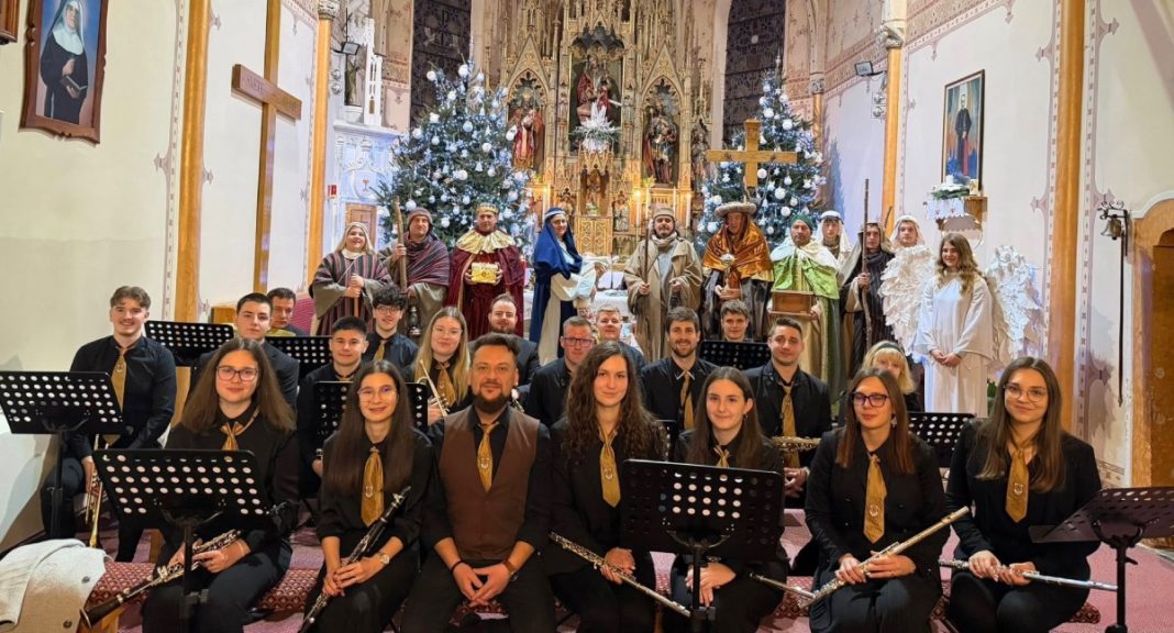 Polnoćka u Podturnu obogaćena živim jaslicama i limenom glazbom GLAVNA