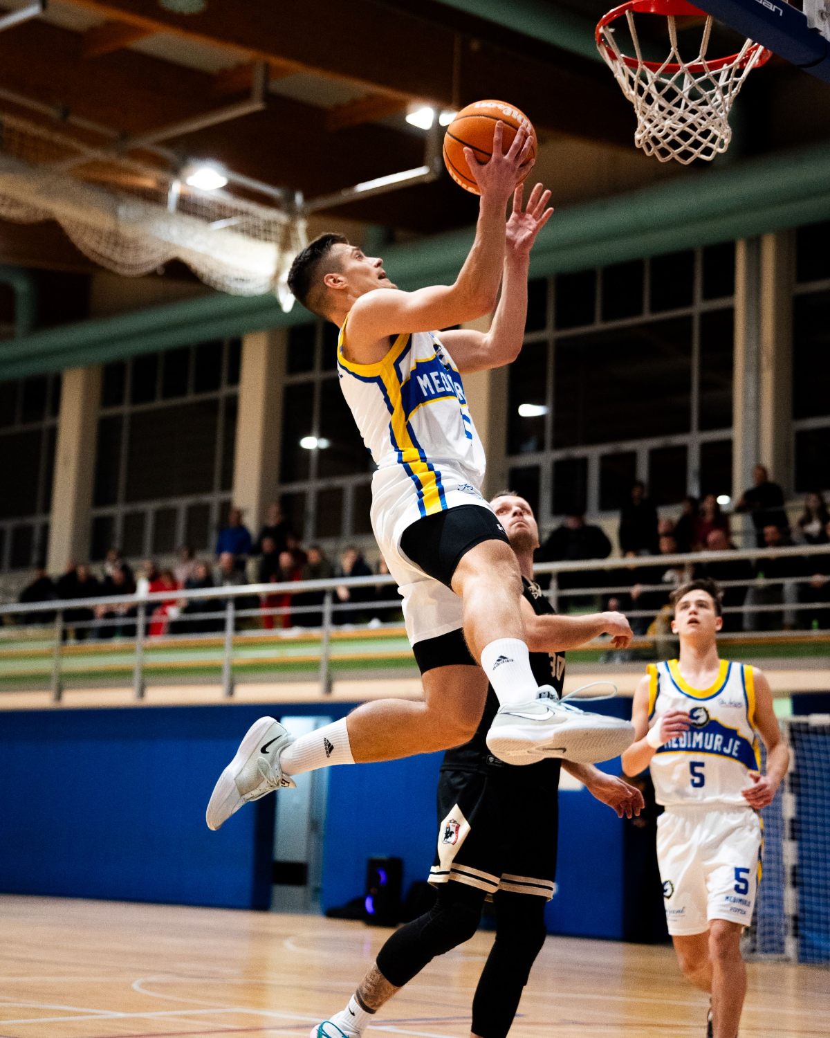 Kombo bek Međimurja Domagoj Kuzmić u atraktivnom prodoru zabija koš Mladosti (Đ)