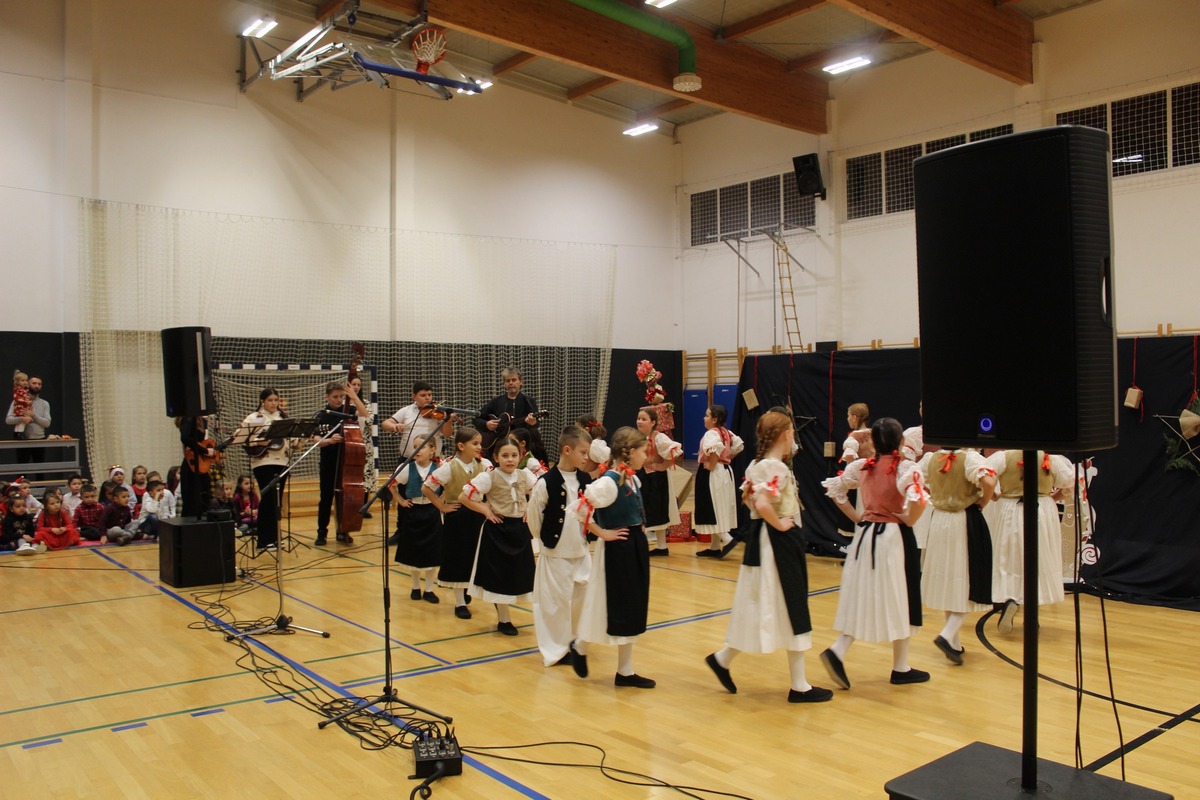 OŠ Orehovica Božićna priredba (14)