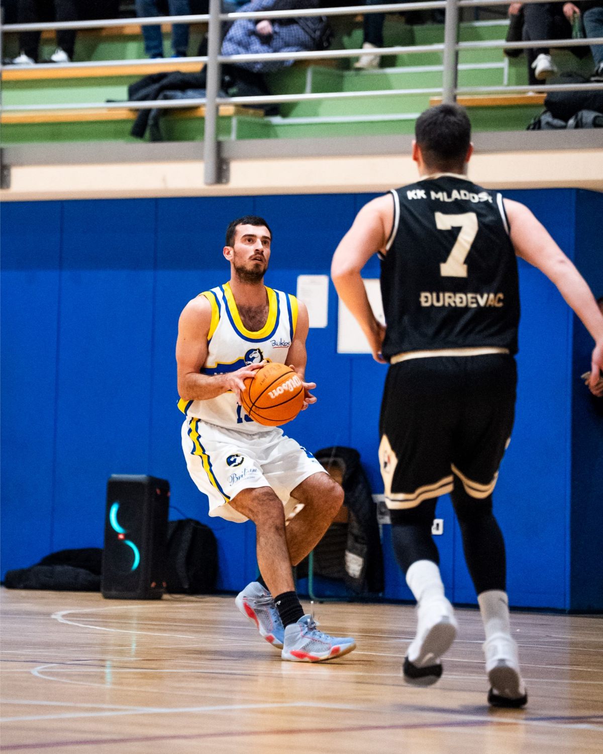 Petar Pero Glomac u karakterističnoj akciji i pripremi šuta za 3 poena