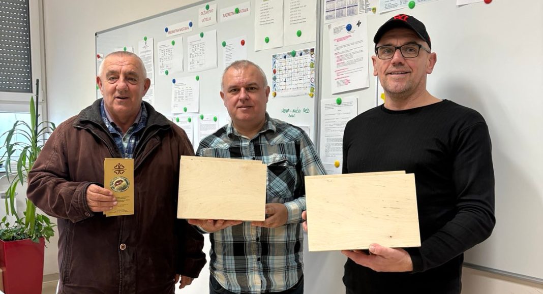 OŠ Vladimira Nazora iz Pribislavca izradila dva drvena ormarića za Županijsku ligu protiv raka! RPIBISLAVEC ORMARICI GLAVNA