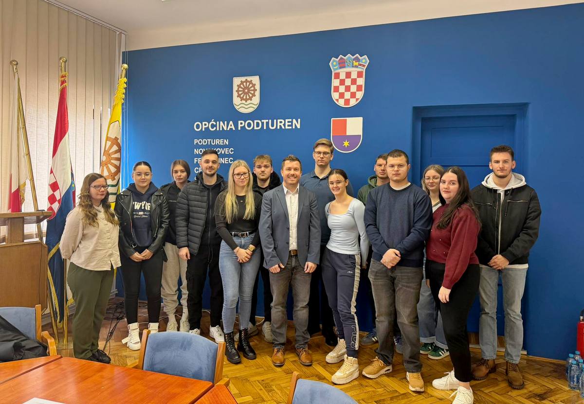 Stipendisti Općine Podturen s načelnikom Pericom Hajdarovićem