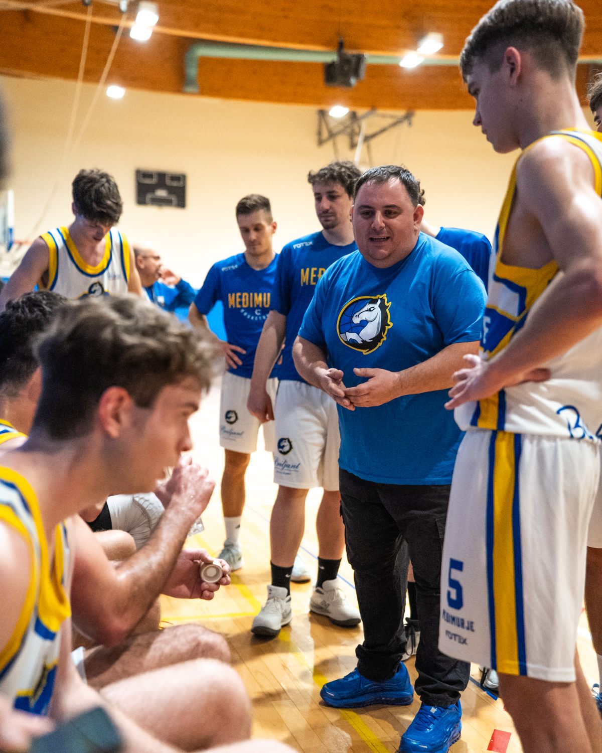 Trener Međimurja Štef Novak daje savjete ekipi na time outu