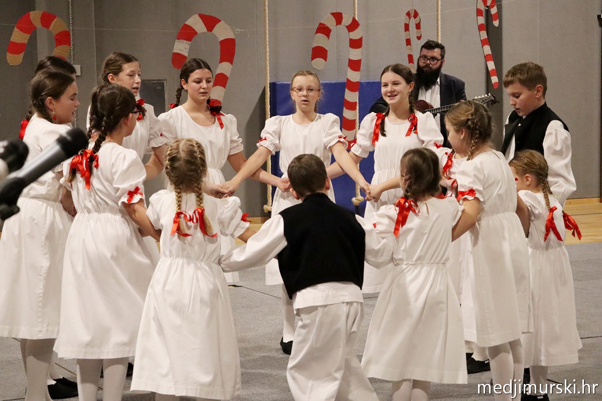 ZA UNUTRA 3 Mali folkloraši OŠ Sveta Marija