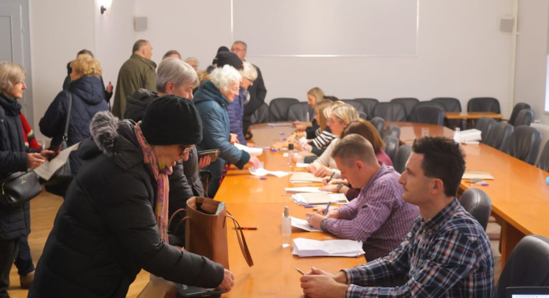 CREATOR: gd jpeg v1.0 (using IJG JPEG v62), quality =