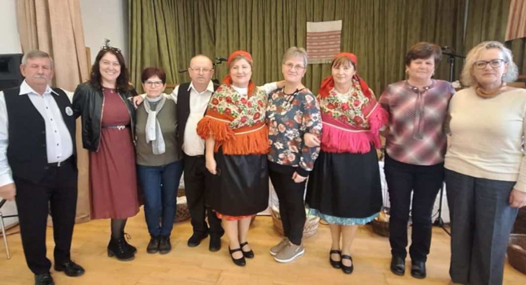 Društvo žena Kotoriba na druženju u Mlinarcima: knjiga o pomurskoj kuhinji u središtu događaja CREATOR: gd jpeg v1.0 (using IJG JPEG v62), quality =